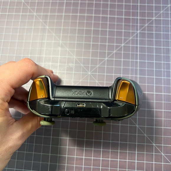 special edition Master Chief controller from the Halo 5 - Picture 4 of 9